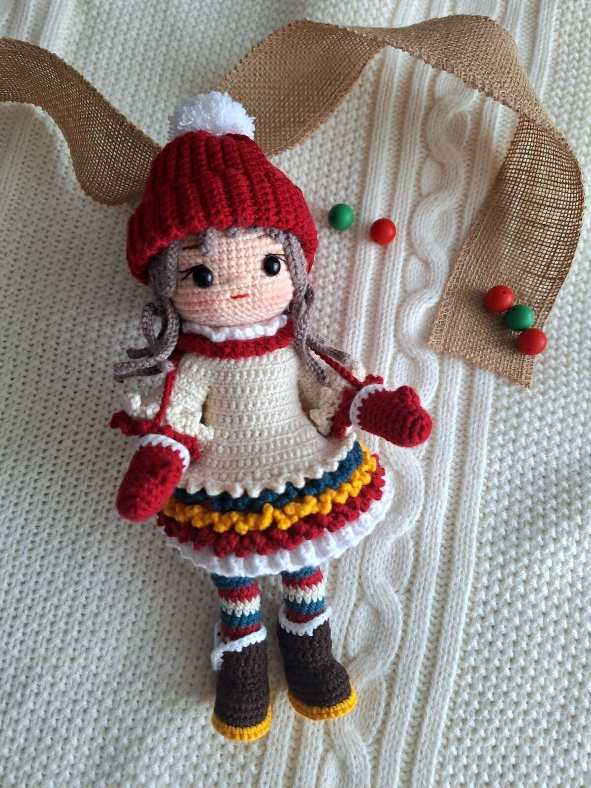 Papusa de Iarna cu Caciula Rosie
