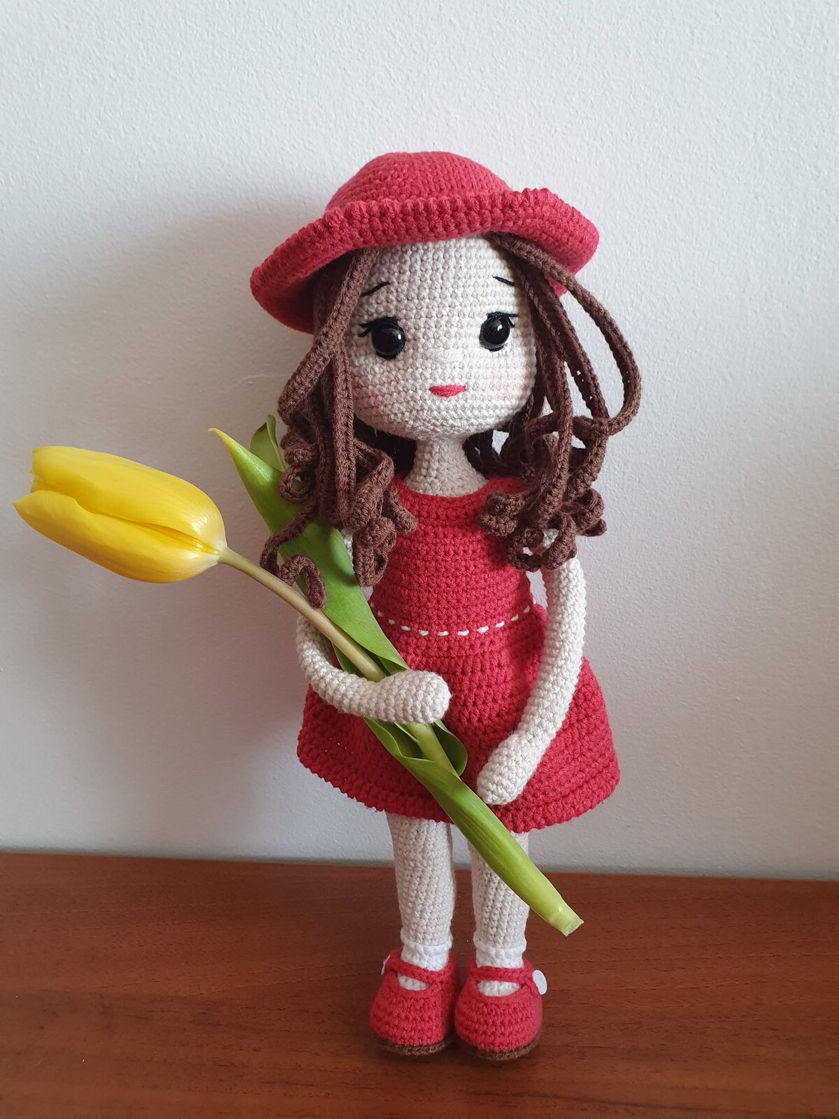 Fetita cu Rochita Rosie si Bereta